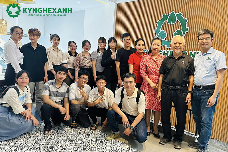 Giáo sư Phan Văn Trường thăm công ty Kỹ Nghệ Xanh Việt Nam
