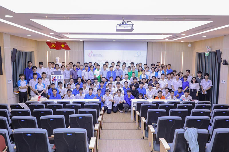 Tấm ảnh chụp chung giữa các thầy cô giáo, các em sinh viên và CEO Phạm Hữu Tâm