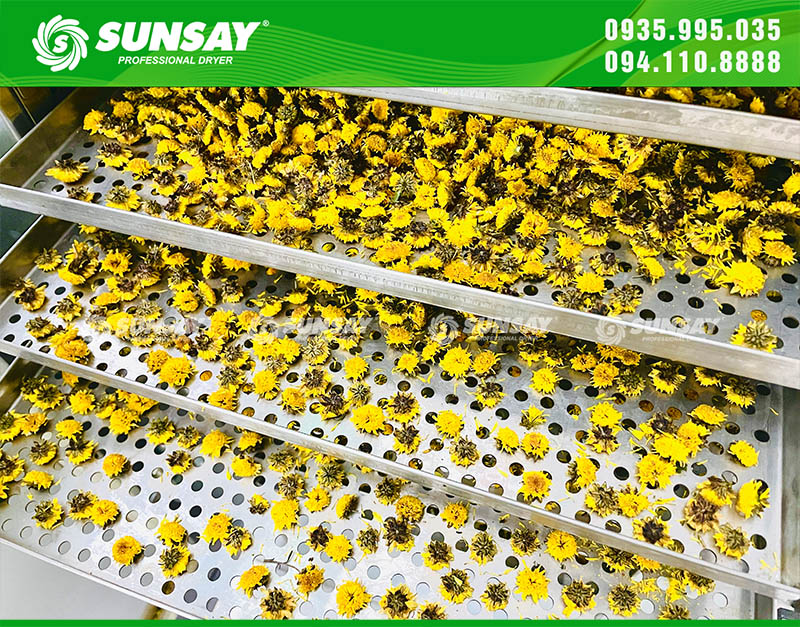 Spread the flowers evenly on the tray