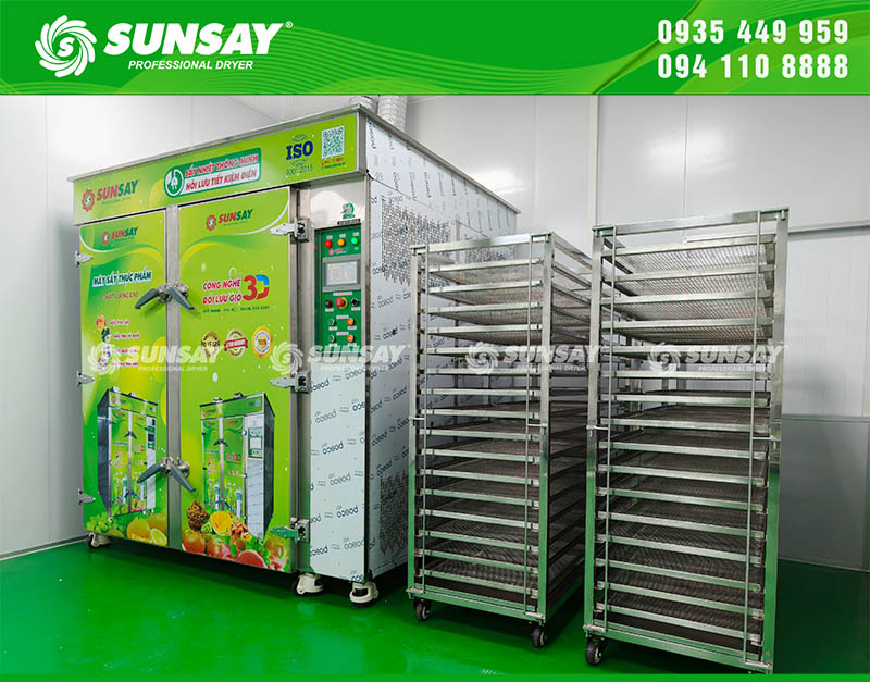 Máy có hai xe goong, mỗi xe chứa 32 khay