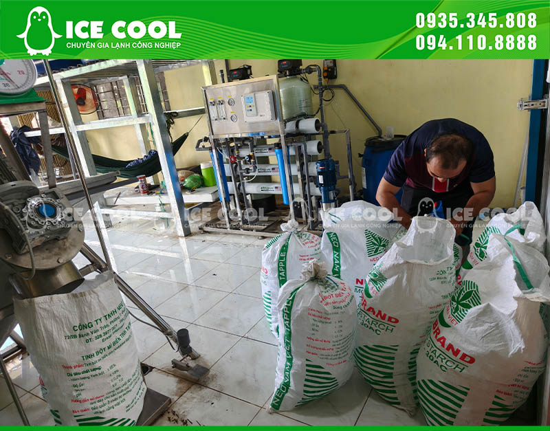 Đá được đóng bao để giao đến khách hàng