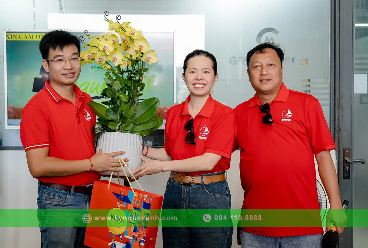 Đại diện tặng hoa cho doanh nghiệp
