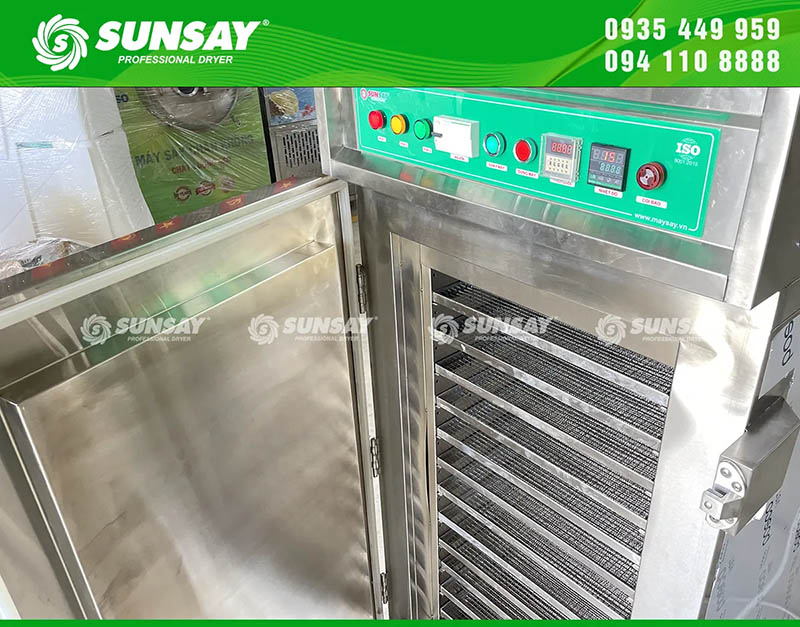 Toàn bộ khung máy và khay sấy đều được chế tạo bằng inox 304 đảm bảo vệ sinh an toàn thực phẩm 