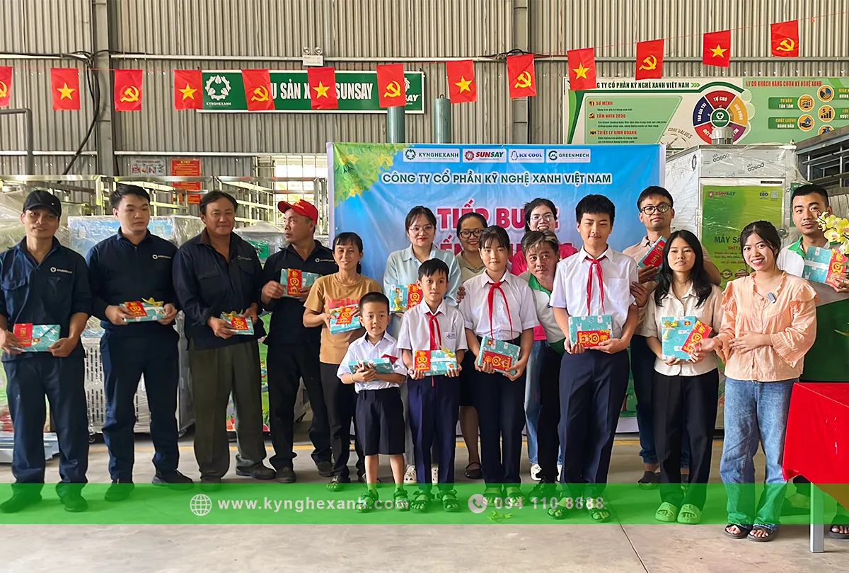 Kỹ Nghệ Xanh tặng quà cho con em cán bộ nhân viên ngày khai trường