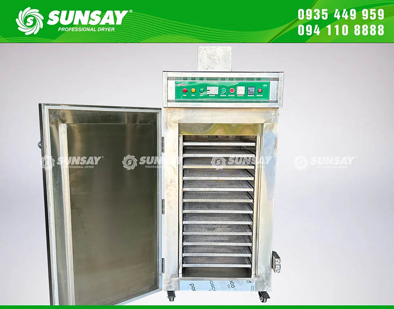 Với thiết kế 12 khay lưới đi kèm một khay hứng ở dưới cùng, máy sấy SUNSAY 12 khay có khả năng xử lý từ 50 đến 60 kg nguyên liệu mỗi mẻ sấy