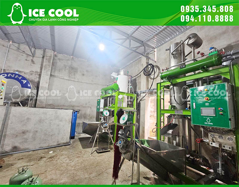 Cả hai máy đều trang bị bảng điều khiển cảm ứng HMI, dễ vận hành, theo dõi thông số rõ ràng.