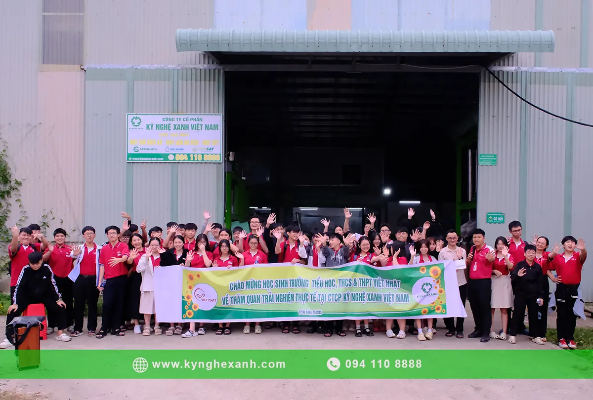 Học sinh Việt Nhật chụp ảnh lưu niệm tại nhà máy Kỹ Nghệ Xanh