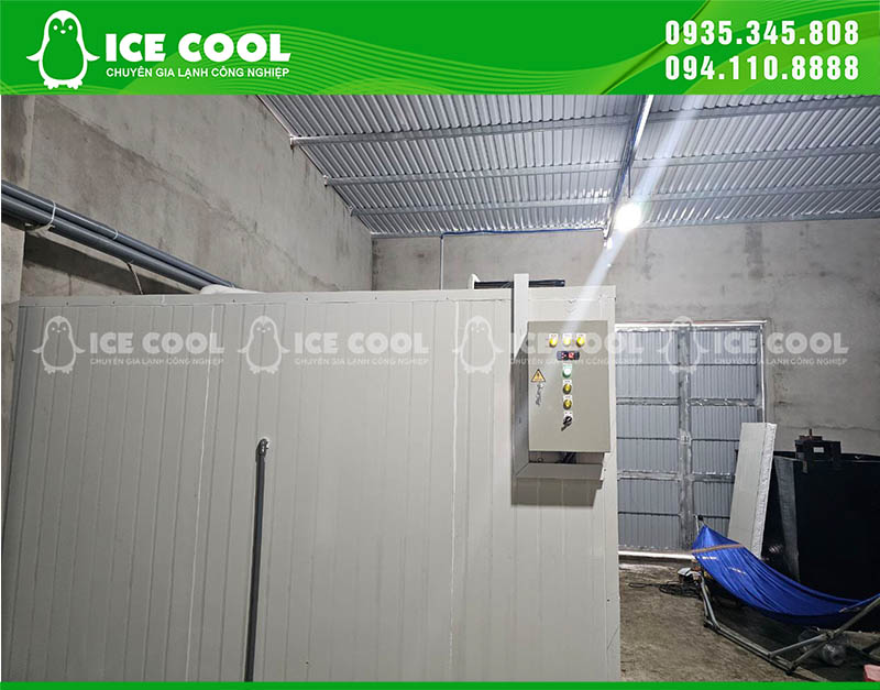 Kho lạnh bảo quản đá giữ nhiệt tốt, giúp anh sản xuất ban đêm giao hàng cả ngày.