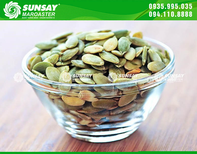 Hạt bí rang bằng máy giúp thành phẩm chín đều 100%, không cháy cạnh và giữ chất lượng ổn định giữa các mẻ sản xuất