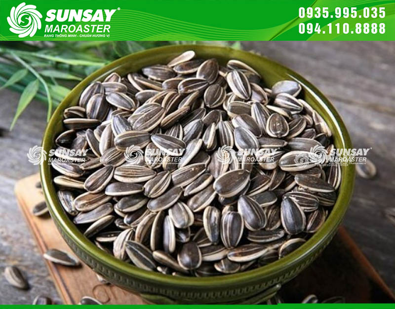 Hạt hướng dương rang bằng máy giúp từng mẻ rang đạt độ đồng đều cao, giữ màu đẹp và ổn định chất lượng cho sản xuất quy mô lớn