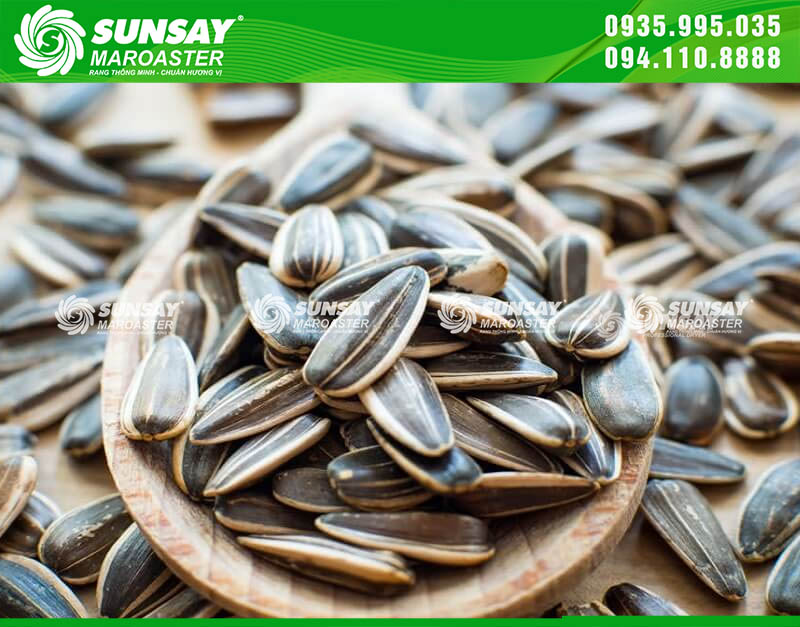 Hạt hướng dương rang đúng chuẩn phải có vỏ giòn, nhân béo và hương thơm đặc trưng mà không bị cháy khét