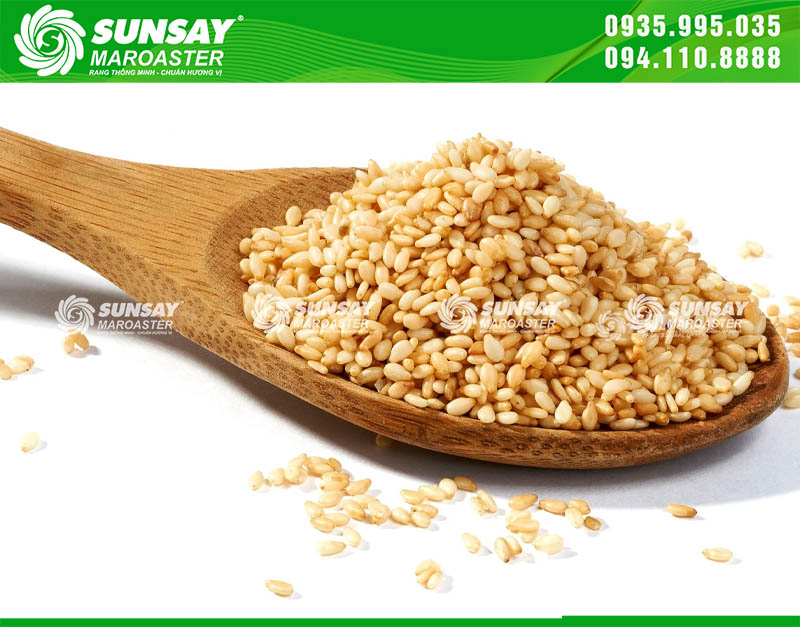 Hạt mè sau khi được rang bằng máy SUNSAY MAROASTER có màu vàng đẹp mắt, từng hạt khô giòn và không hề cháy sém