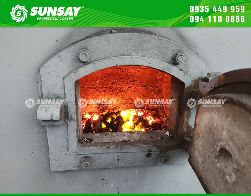 Họng cấp nguyên liệu để đốt lấy nhiệt