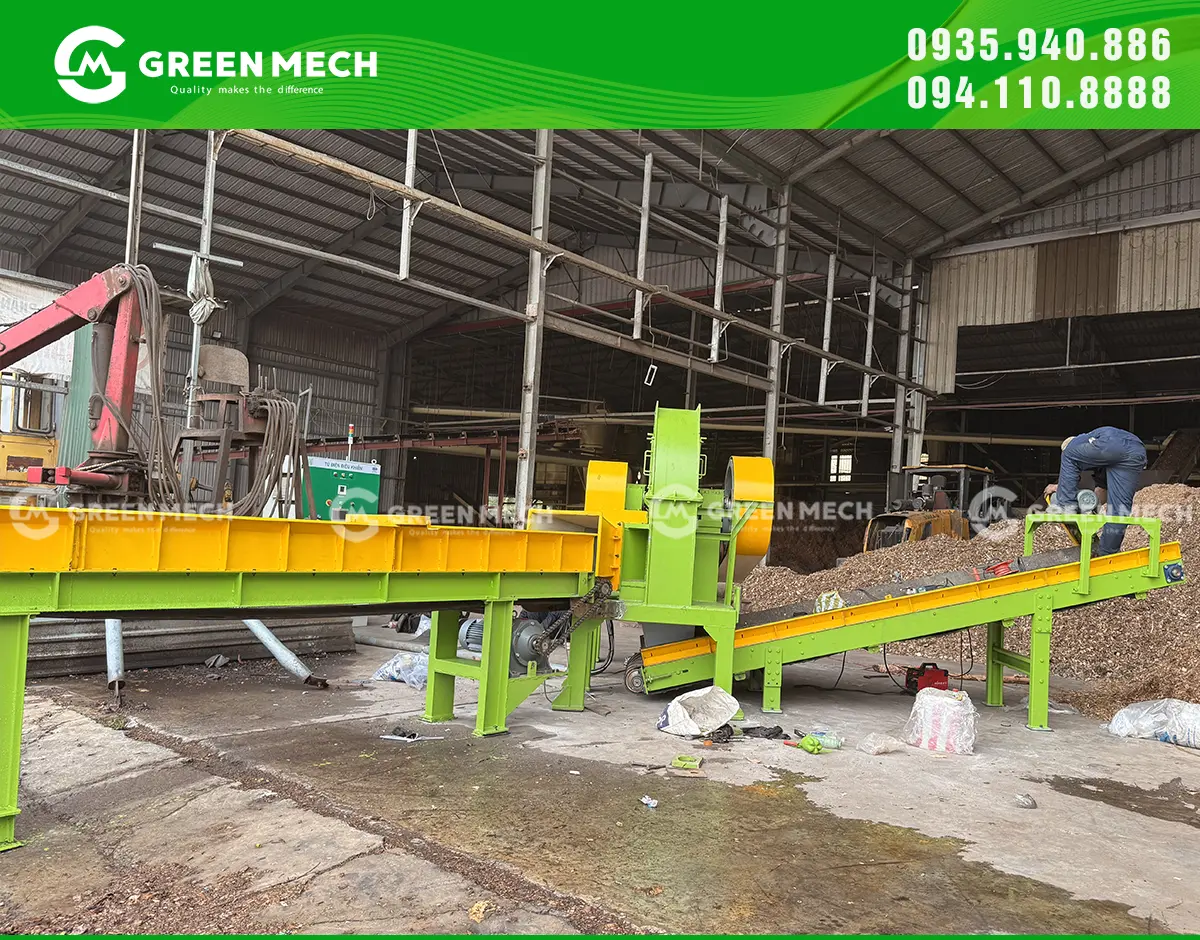 Máy có băng tải cấp liệu và băng tải ra liệu, giúp hạn chế tối đa chi phí nhân công