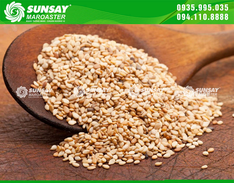 Mỗi mẻ mè rang đều khô giòn, lên màu đẹp và giữ trọn hương tự nhiên