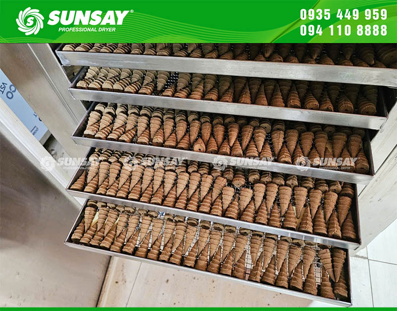 Nụ trầm hương được xếp đều lên các khay