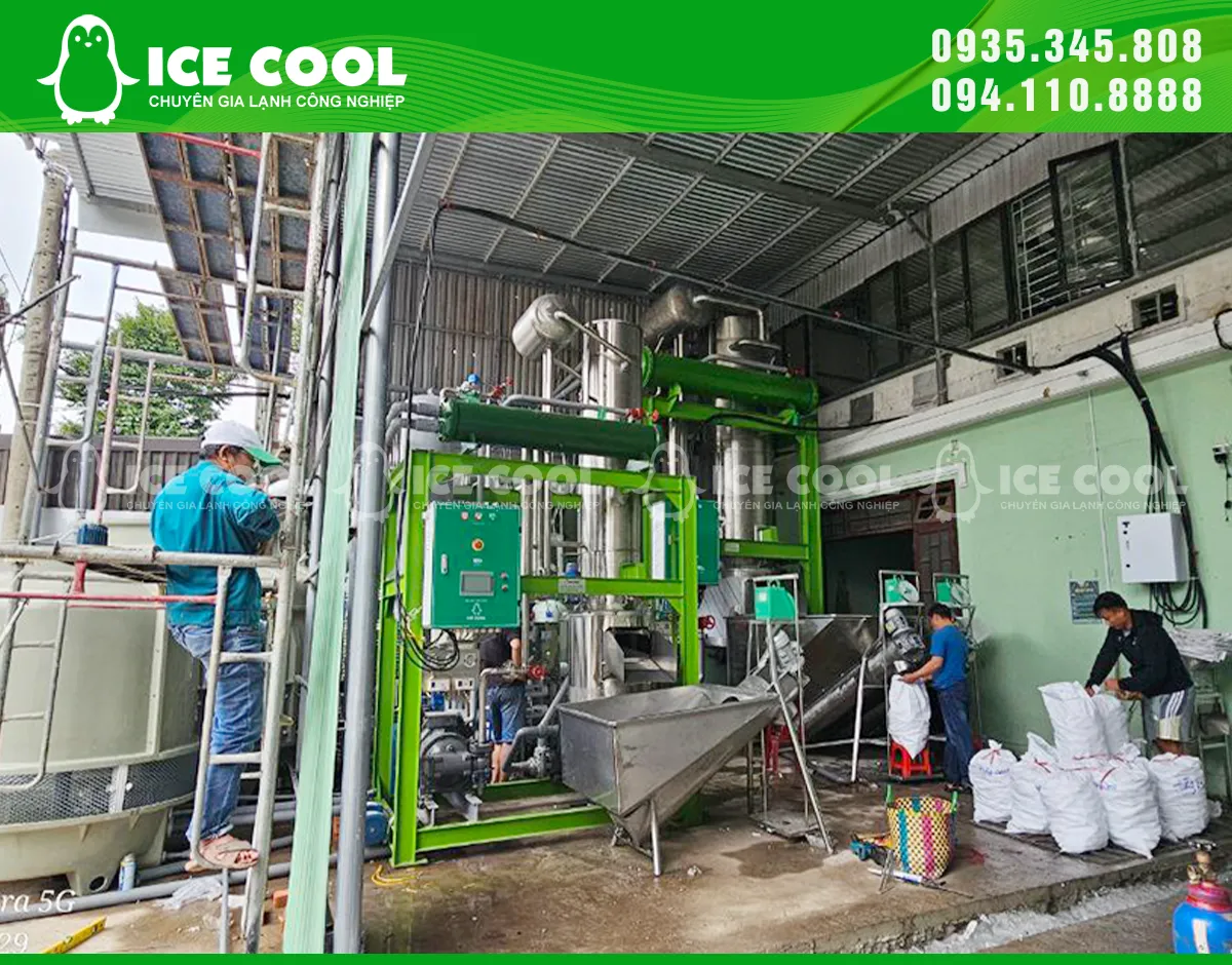 Máy đá viên 20 tấn ICE COOL được lắp đặt hoàn chỉnh, sẵn sàng đi vào vận hành với hiệu suất cao và độ bền vượt trội.