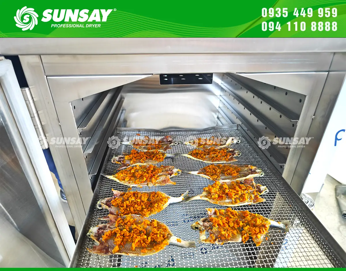 Cá sau khi đã chế biến sạch và ướp gia vị sẽ được xếp đều lên khay và đưa vào máy sấy nhiệt đối lưu SUNSAY