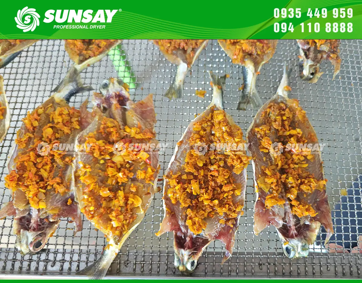 Cá chuồn được ướp với gia vị và nghệ tươi 