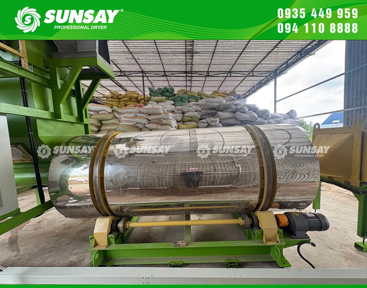 Máy sấy thùng quay hỗ trợ đảo trộn nguyên liệu liên tục, giúp bột trầm và vụn trầm thoát ẩm thuận lợi hơn.