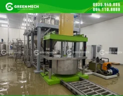 Buồng ép dung tích 1.100 lít bằng SUS304, hỗ trợ xử lý bã trà ẩm theo từng mẻ và thuận tiện vệ sinh.