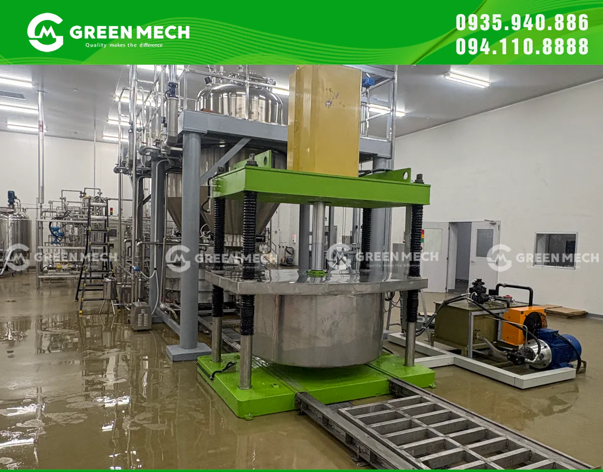 Buồng ép dung tích 1.100 lít bằng SUS304, hỗ trợ xử lý bã trà ẩm theo từng mẻ và thuận tiện vệ sinh.