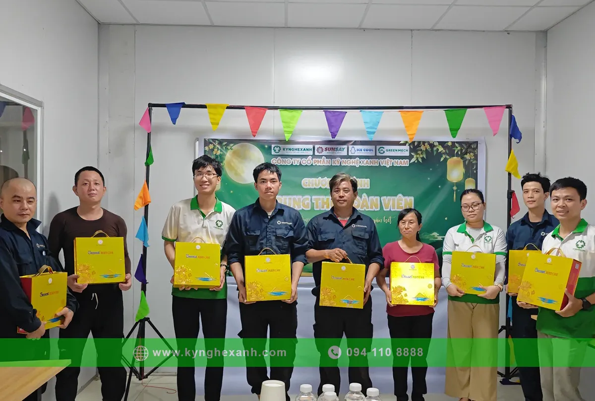 Tặng quà trung thu cho nhân viên